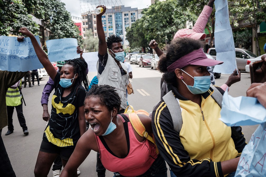 Manifestantes exigem que o governo queniano tome medidas por melhores condições de vida durante na pandemia de Covid-19, durante comício que marca o Dia Internacional do Trabalho, em Nairóbi — Foto: Yasuyoshi Chiba/AFP