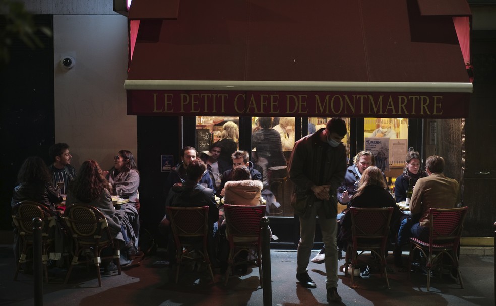 Pessoas apreciam café em Paris em um sábado à noite, em 26 de setembro de 2020, durante a pandemia do novo coronavírus (Covid-19) — Foto: Lewis Joly/AP