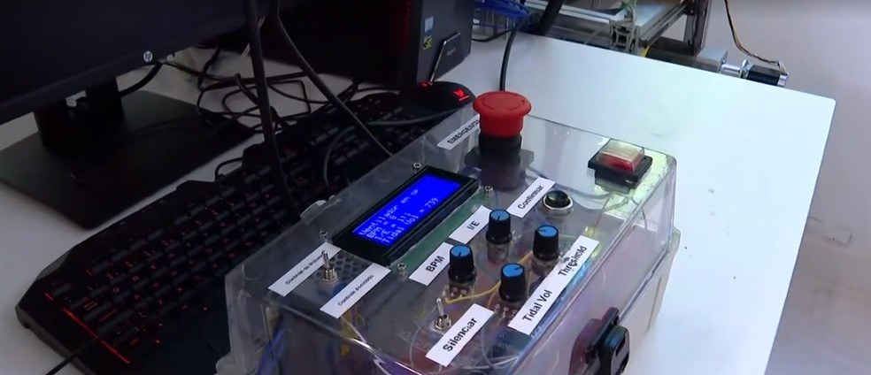 Controles vão manipular aparelho criado por engenheiros da UFF para tratamento de pacientes com Covid-19 — Foto: Reprodução/TV Globo