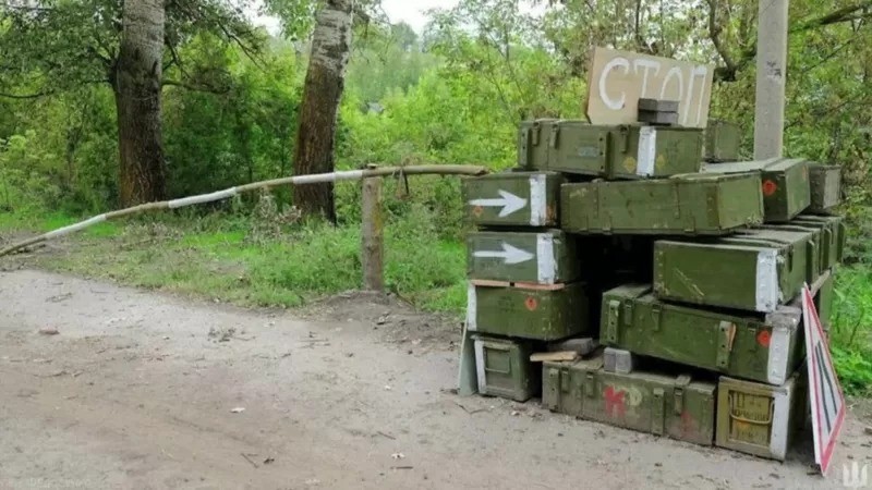Tropas russas deixaram para trás equipamentos em sua corrida para recuar das linhas de frente (Foto: REUTERS via BBC)