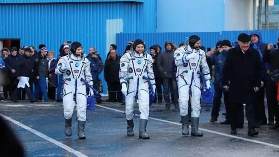 Visitantes docosmódromo de Baikonur podem participar de cerimônia de despedida quando astronautas se dirigem à nave espacial (Foto: Vegitel)