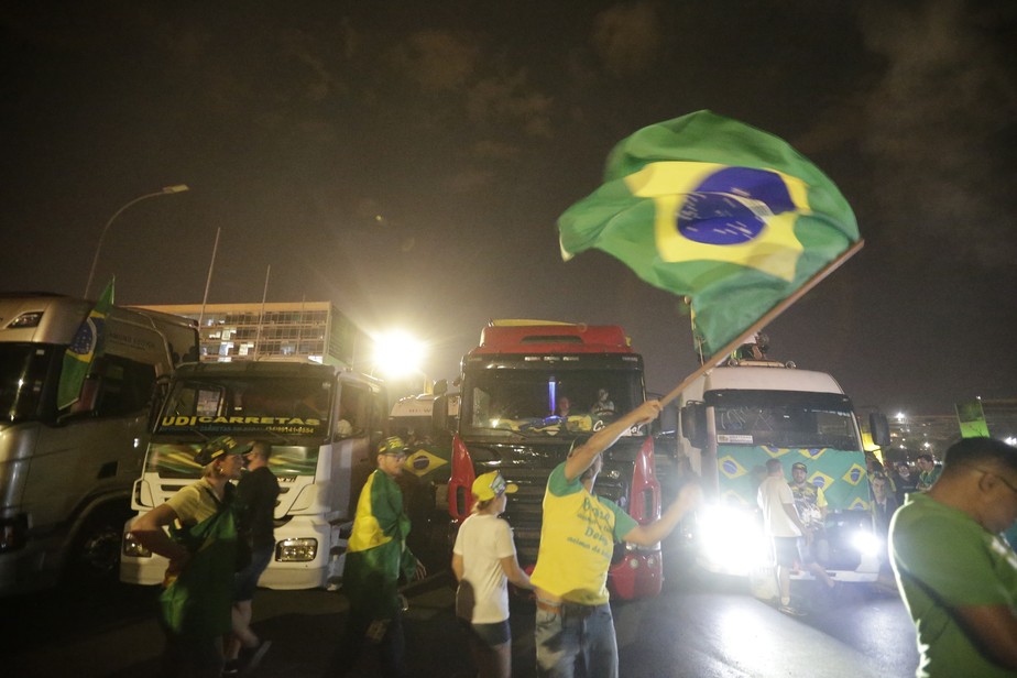 Caminhoneiros entram na Esplanada e são recebidos com festa pelo apoiadores do presidente Bolsonaro