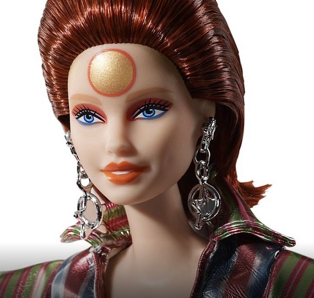 A boneca Barbie em homenagem ao músico David Bowie em sua encarnação Ziggy Stardust (Foto: Divulgação)