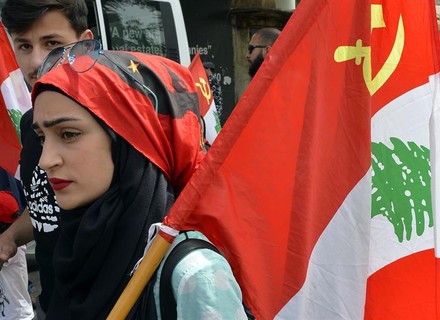 Em Beirute, no Líbano, simpatizantes do partido comunista participam de marcha em comemoração ao Dia Internacional do Trabalho