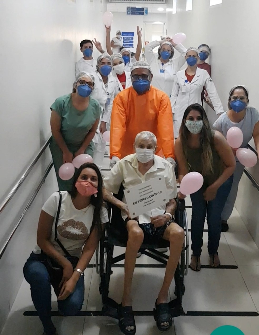 Família e profissionais de saúde comemoraram a plena recuperação de Seu José — Foto: Arquivo pessoal