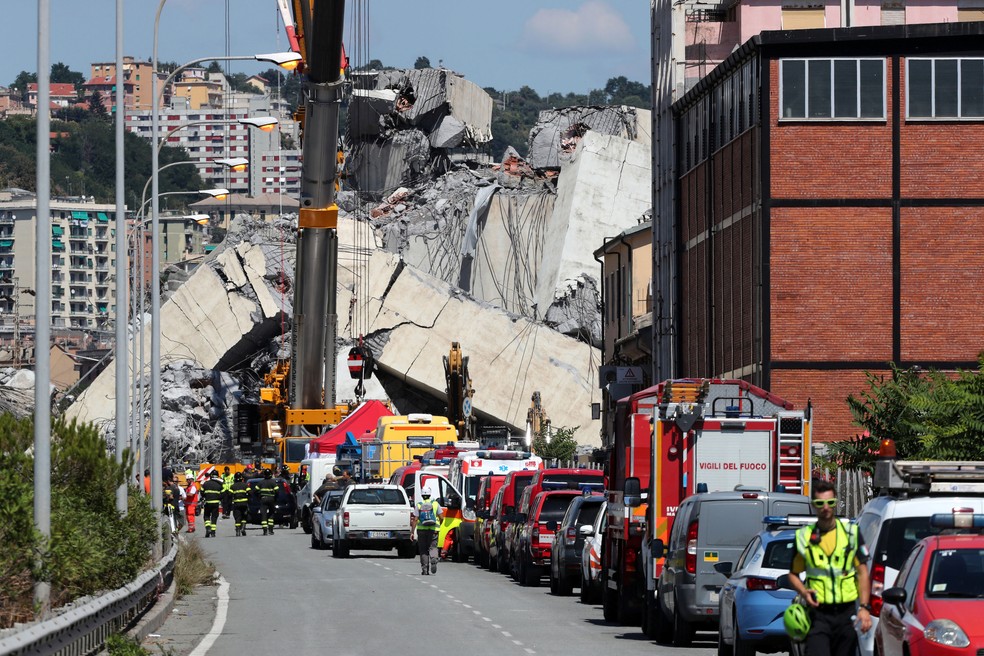Bombeiros e equipes de resgate trabalham um dia depois do colapso da ponte Morandi, em Gênova, na Itália   (Foto: Stefano Rellandini/ Reuters)