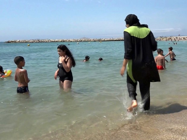 Em foto de arquivo, Nissrine Samali entra no mar usando a veste tradicional islâmica em Marseille, no sul da França  (Foto: AP Photo)