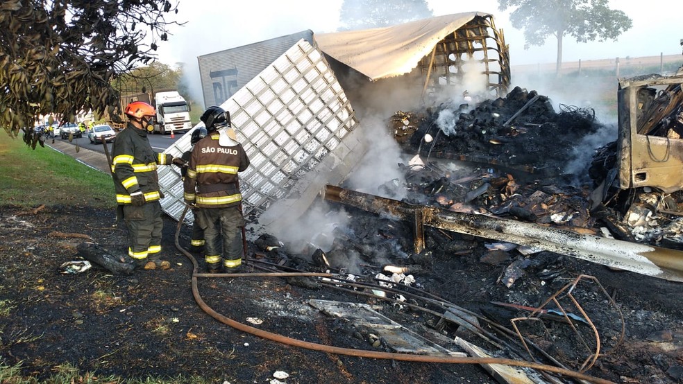 Carreta pegou fogo após batida em Santa Cruz do Rio Pardo — Foto: IBTV