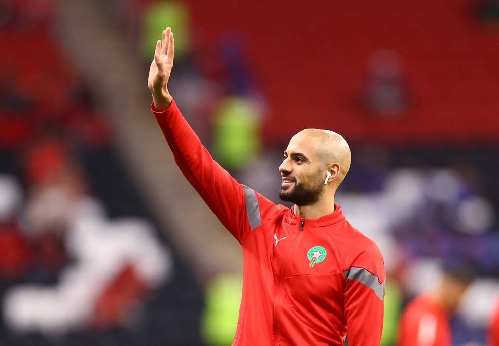 Sofyan Amrabat acena para torcida do Marrocos antes do jogo contra França — Foto: Reuters