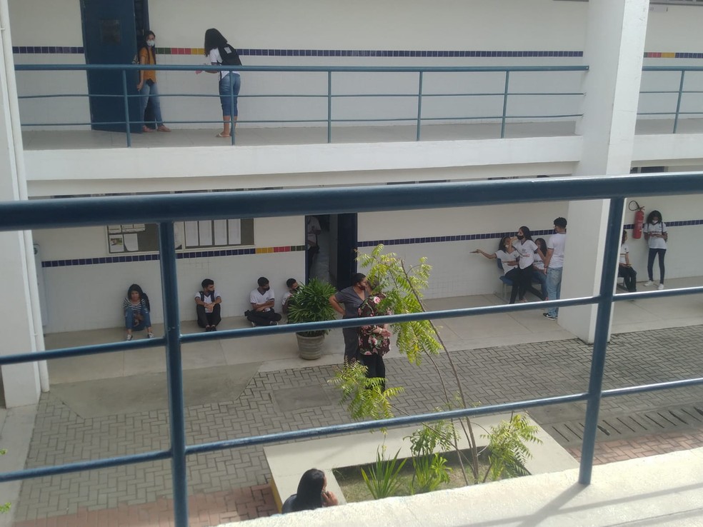 Alunos ficaram em corredor de acesso a salas de aula depois do caso de intoxicação alimentar em escola, no Cabo de Santo Agostinho  — Foto: Reprodução/TV Globo 