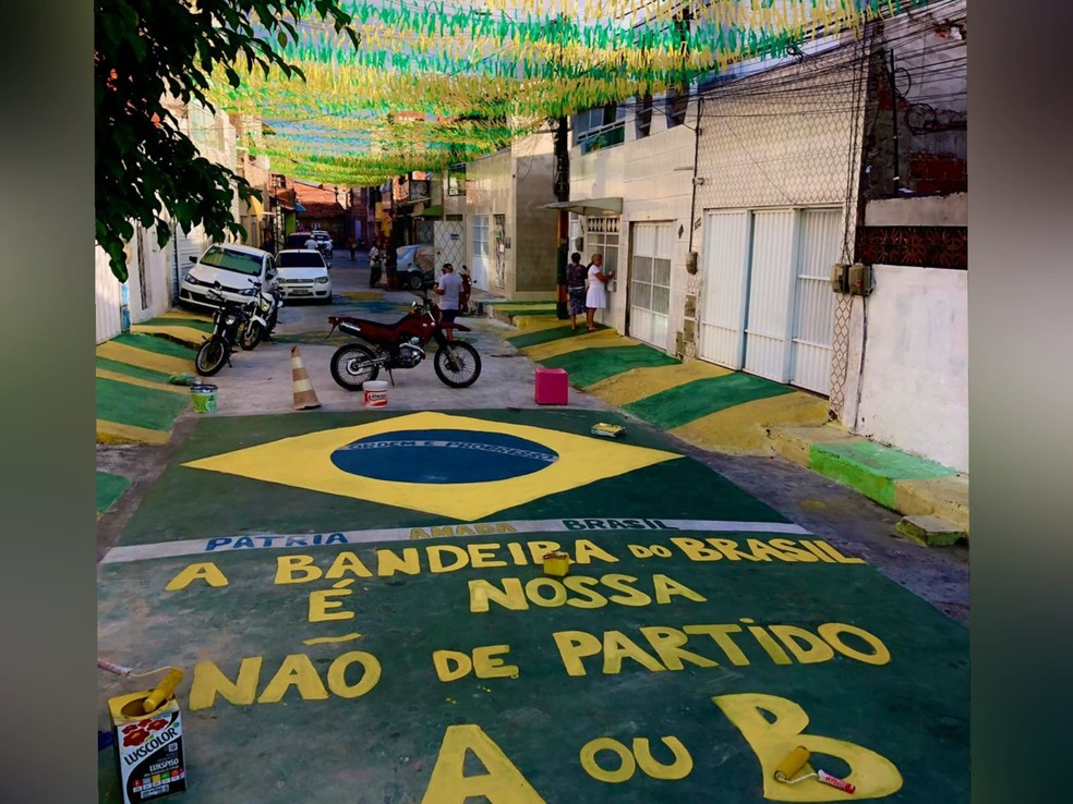 Moradores enfeitam rua de Fortaleza para Copa e usam mensagem para  desvincular de política: 'não é de partido A ou B' | Ceará | G1