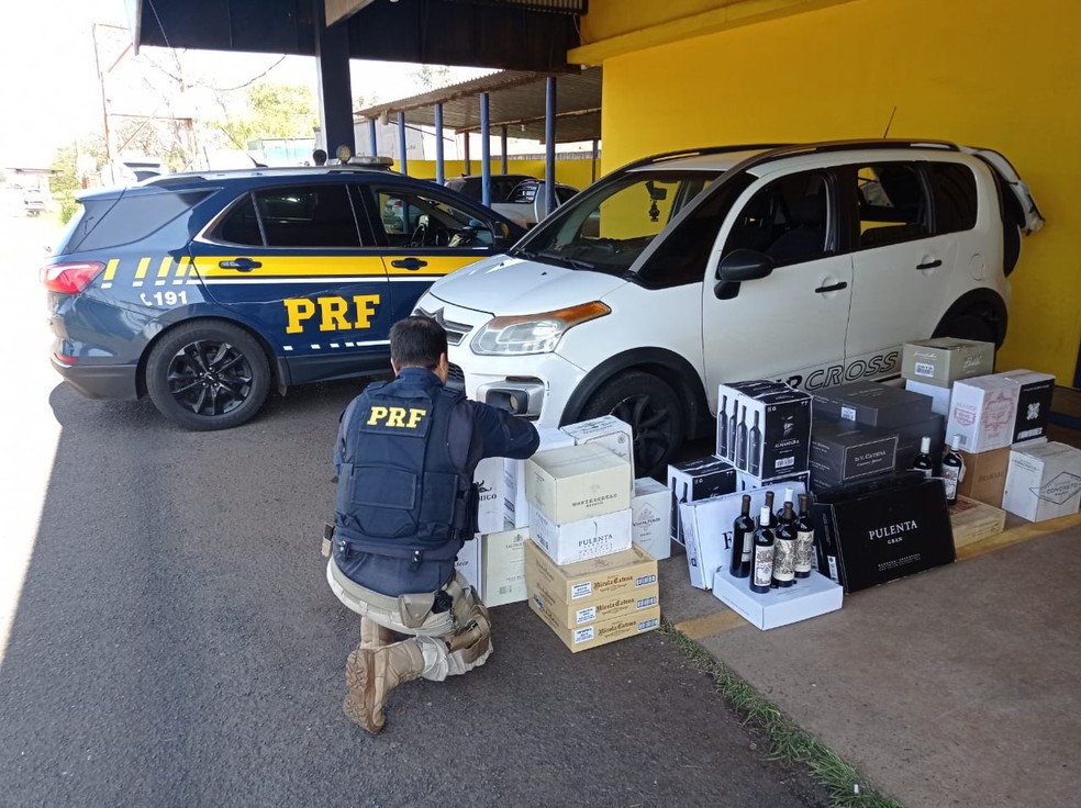 Motorista é flagrado com 256 garrafas de vinho sem nota fiscal em rodovia de Ourinhos  — Foto: Divulgação