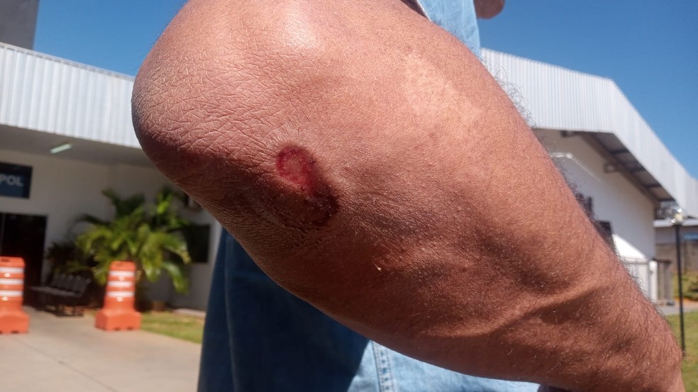 O motorista estava parado em trecho da avenida das Bandeiras, no Jardim Nhanhá. — Foto: Osvaldo Nóbrega