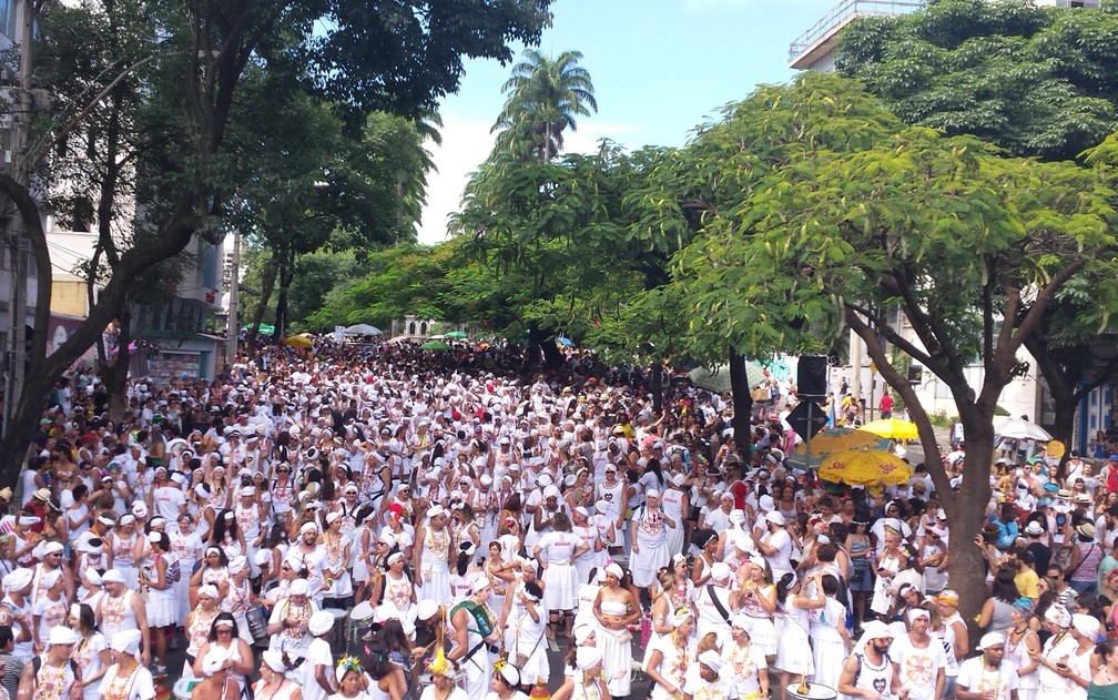 Concentração do bloco Baianas Ozadas lota entorno da Praça da Liberdade, no carnaval de 2016. — Foto: Thaís Pimentel/G1
