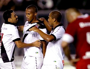 Jonas e Eder Luis na partida do Vasco contra o Internacional (Foto: Marcelo Sadio / Site Oficial do Vasco da Gama)