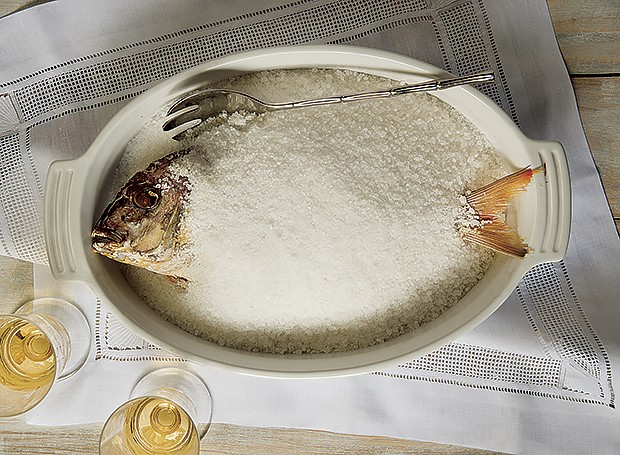 Peixe assado na crosta de sal (Foto: Cacá Bratke/ Editora Globo)