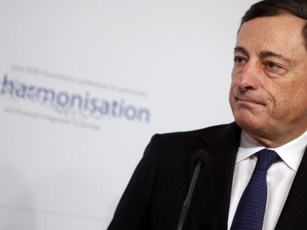 Presidente do BCE, Mario Draghi, fala durante conferência com Comissão Europeia, em Frankfurt  (Foto: Reuters)