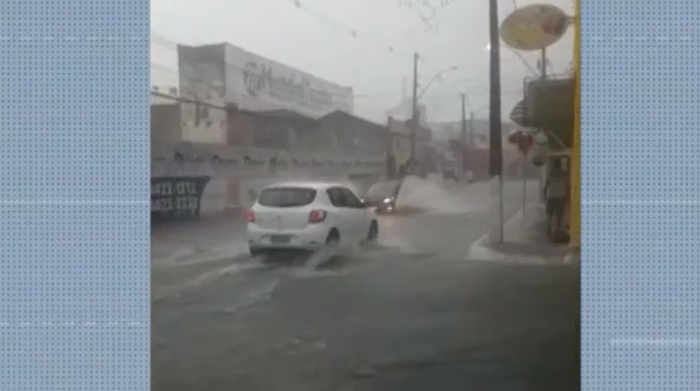 Conforme o Instituto Nacional de Meteorologia (Inmet), haverá tempo nublado com possibilidades de trovoada na cidade, nesta sexta-feira (24).  — Foto: Reprodução / TV Bahia