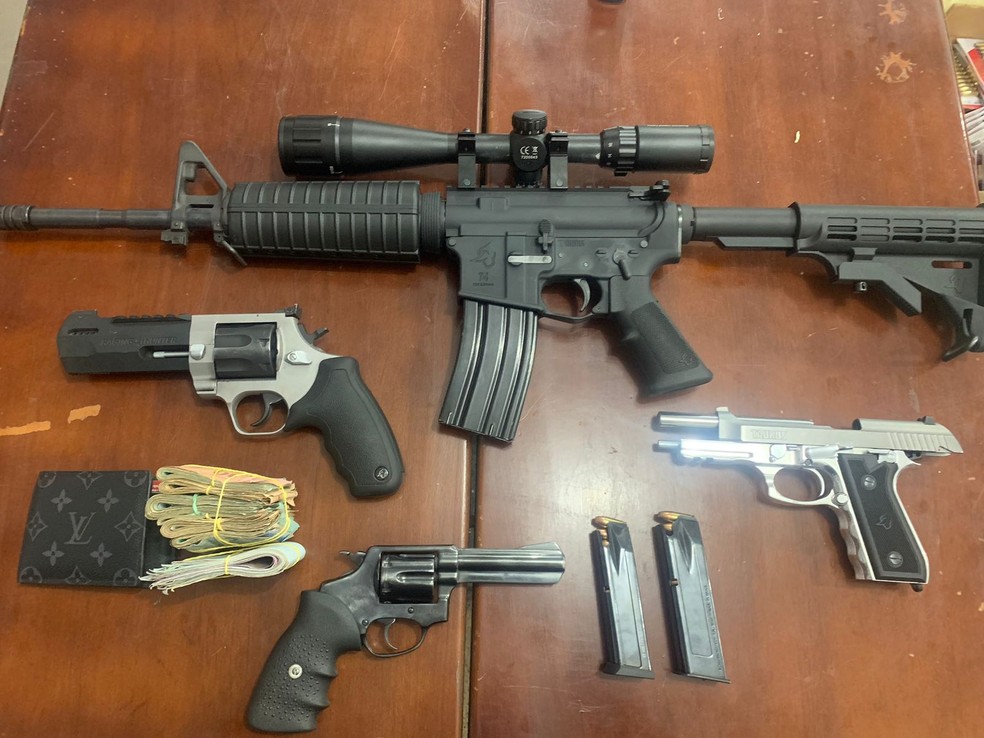 Polícia apreendeu armas em situação irregular que estava em poder dos irmãos em Imperatriz — Foto: Divulgação/Polícia Civil