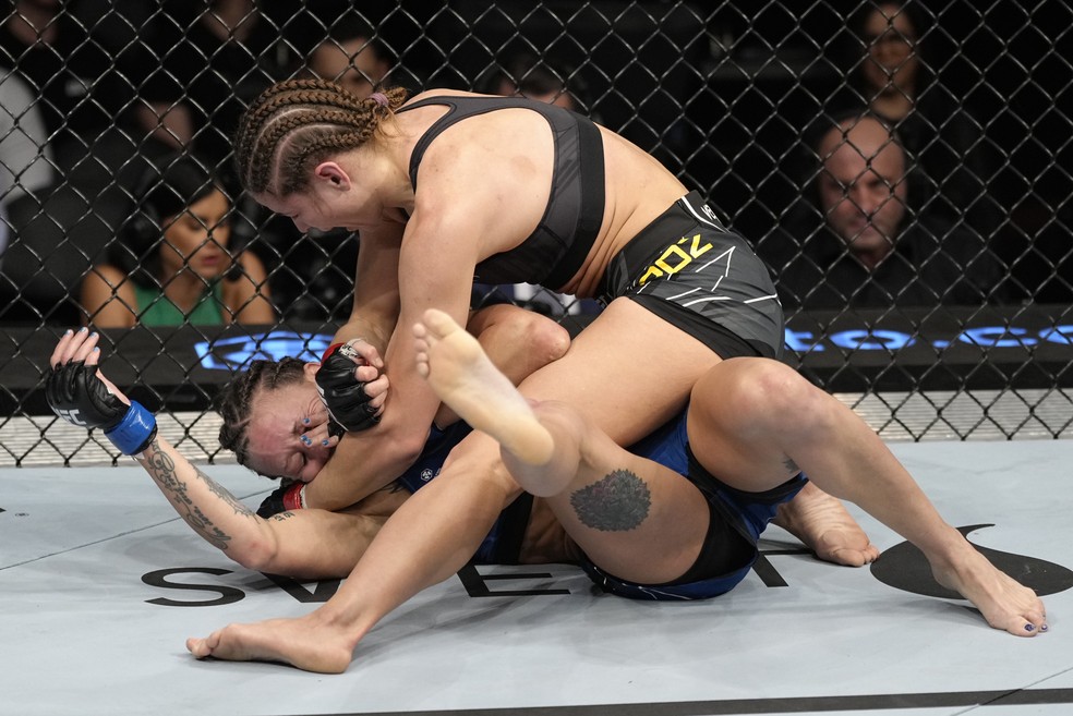 Maryna Moroz dominou Maryia Agapova em toda a luta no UFC 272 — Foto: Getty Images