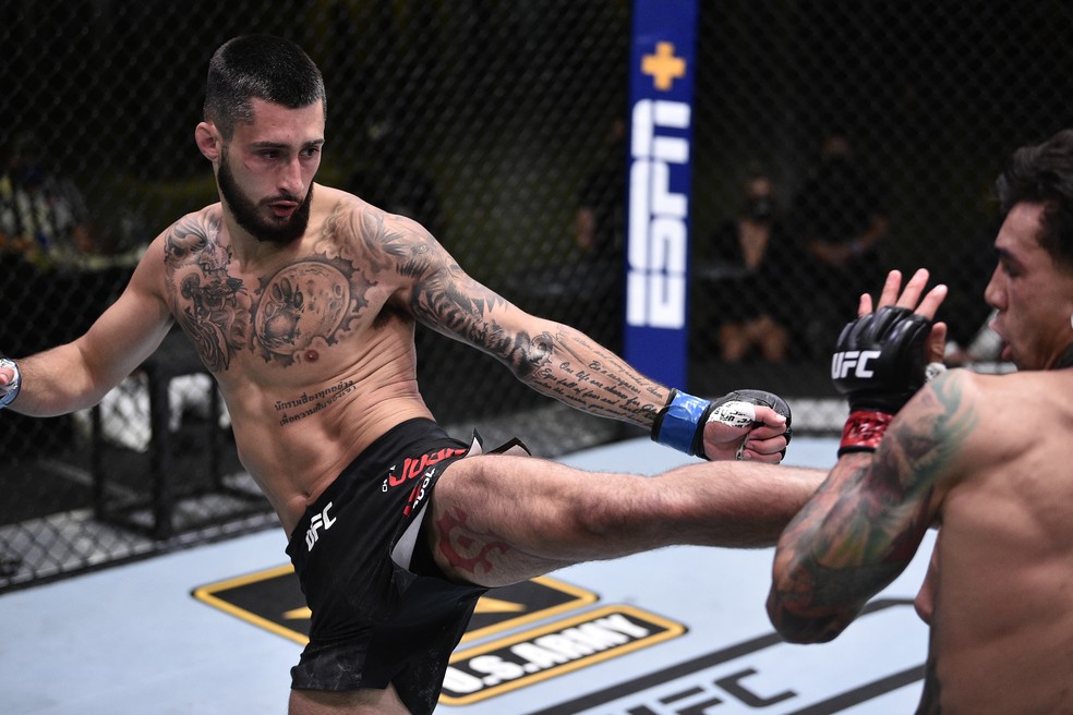 Charles Jourdain conectou bons chutes em Andre Fili no UFC: Eye x Calvillo — Foto: Getty Images