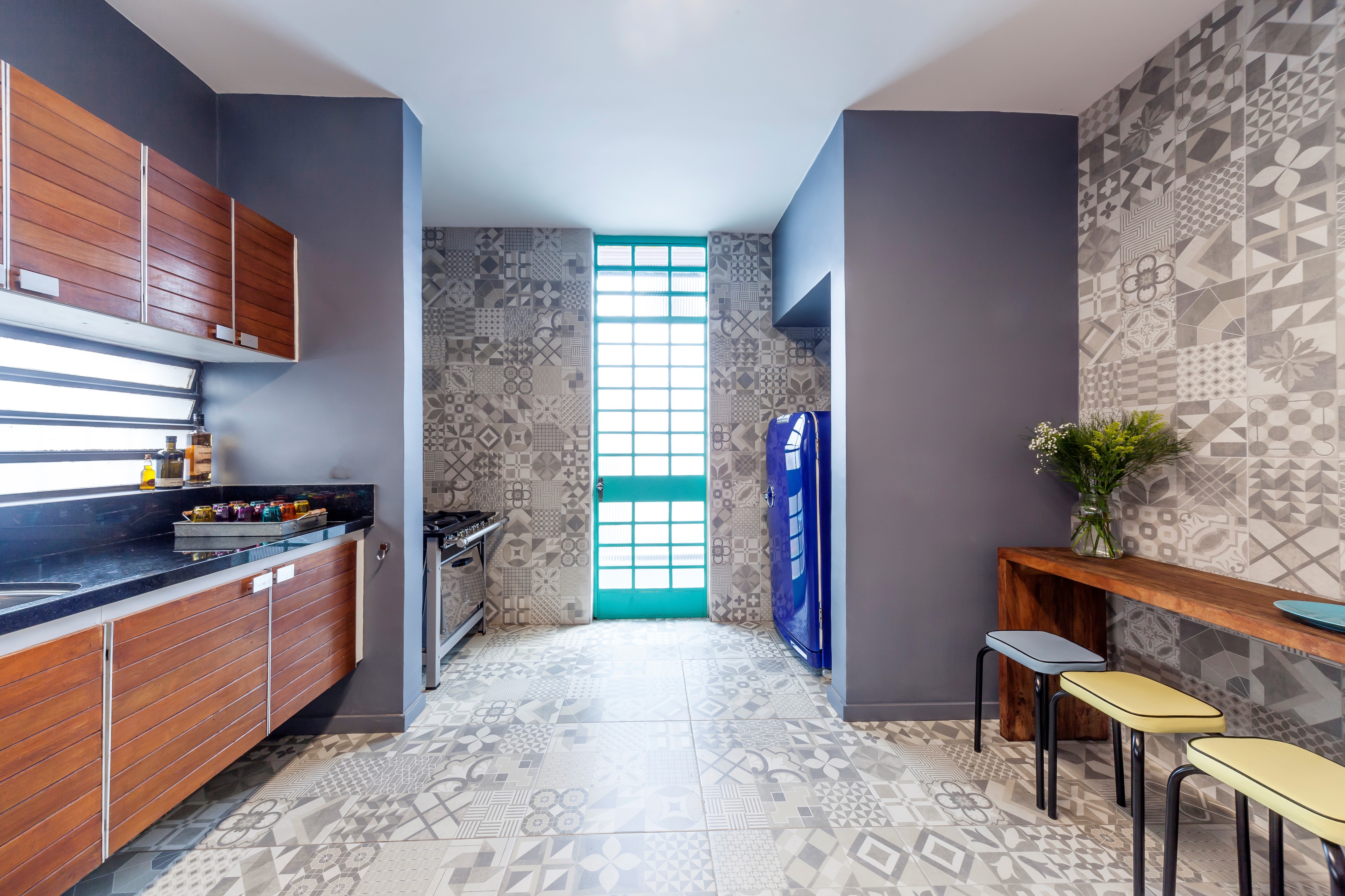 A cozinha projetada pelo arquiteto Paulo Capel utiliza revestimento porcelanato no piso e em duas paredes para criar o efeito infinito, excedendo os limites físicos do espaço (Foto: João Ribeiro)