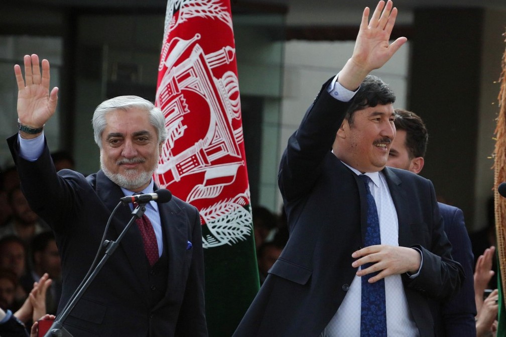 Abdullah Abdullah (à esquerda) comemora vitória autoproclamada nas eleições presidenciais do Afeganistão nesta segunda-feira (9) — Foto: AFP PHOTO / AFGHANISTAN'S OFFICE OF FOMER CHIEF EXECUTIVE