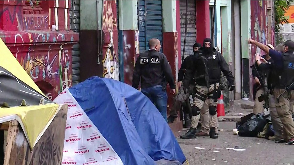 Polícia cumpre mandados de busca e apreensão invadindo lojas e casas à procura de traficantes (Foto: reprodução/GloboNews)