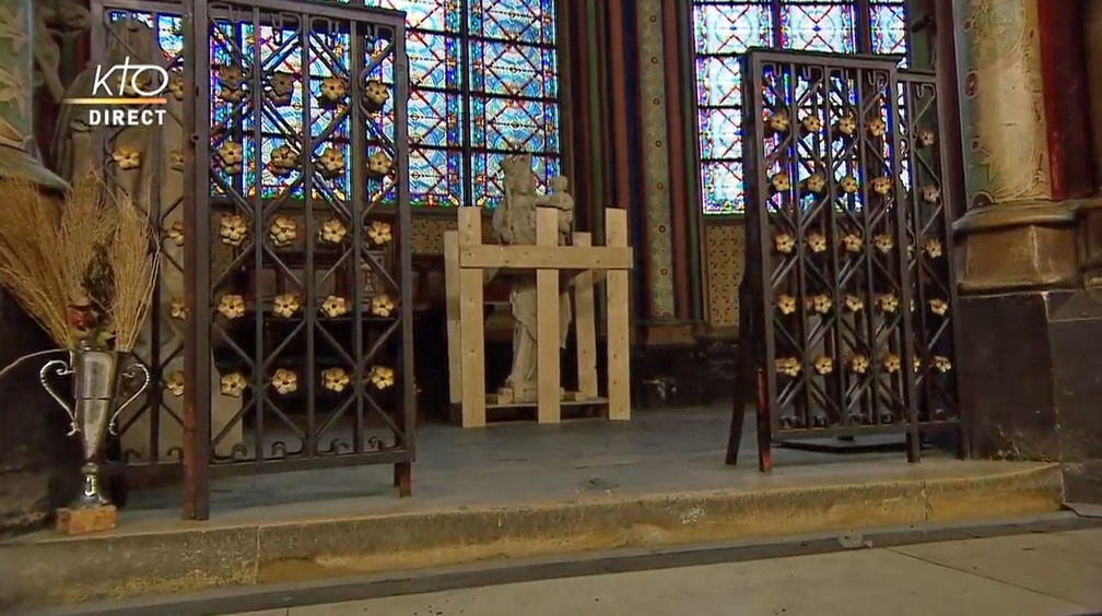 Estátua de Virgem Maria dentro da Catedral de Notre-Dame — Foto: Reprodução/KTOTV