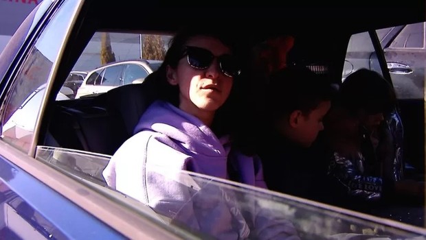 Nadia e seus filhos ficaram gratos pelo transporte seguro, oferecido por uma mulher (Foto: BBC)