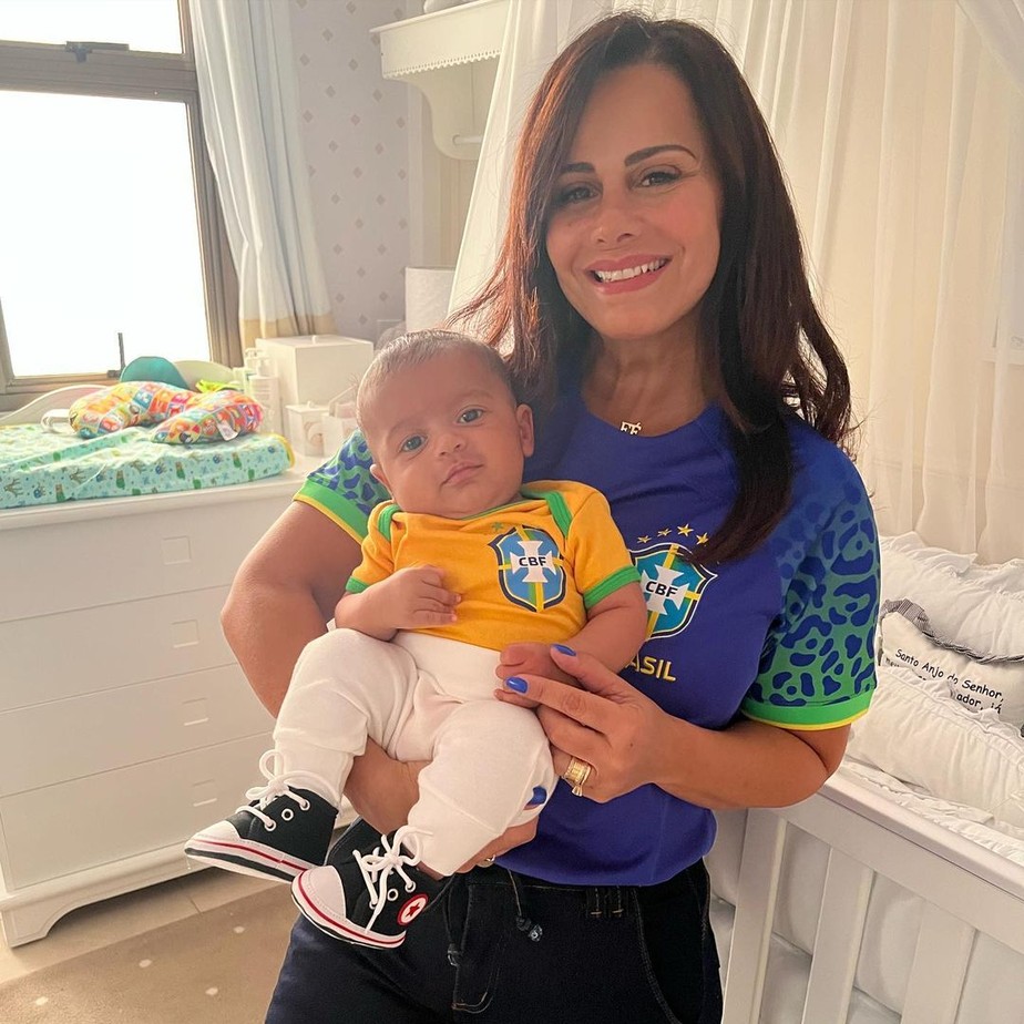 Viviane Araújo posa com filho