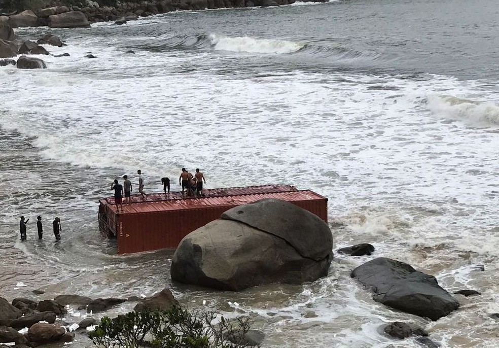 Dois contêineres estão encalhados em praia de Guarujá, SP (Foto: Divulgação/Prefeitura de Guarujá )