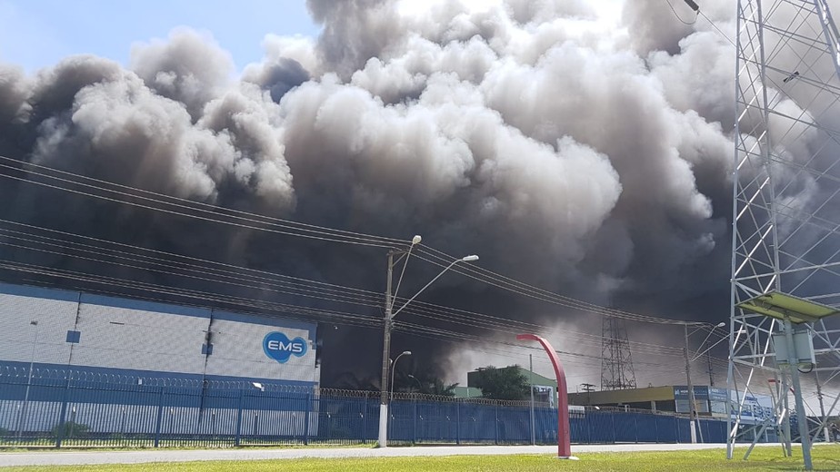 Incêndio atinge indústria farmacêutica EMS em Hortolândia; imóveis no entorno foram evacuados