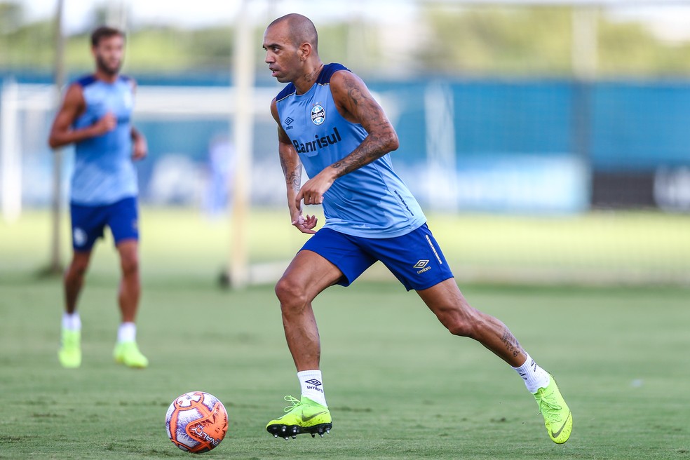 Diego Tardelli tem polivalência nas posições de frente — Foto: Lucas Uebel / Grêmio FBPA