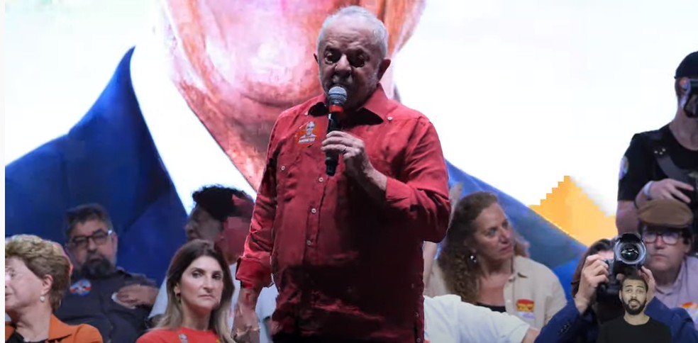 Lula (PT) fez discurso durante comício em Nova Iguaçu — Foto: Reprodução/YouTube