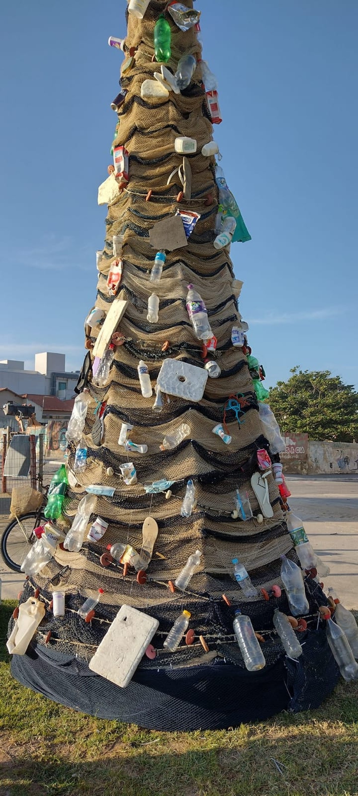 Árvore de Natal é montada com rede de pesca apreendida e lixo recolhido de  praias de Cabo Frio, no RJ | Região dos Lagos | G1