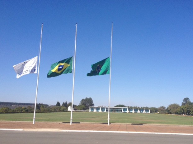 Presidente Dilma Rousseff decretou luto pela morte de Eduardo Campos; no Palácio da Alvorada, bandeiras estavam a meio-mastro (Foto: Filipe Matoso / G1)