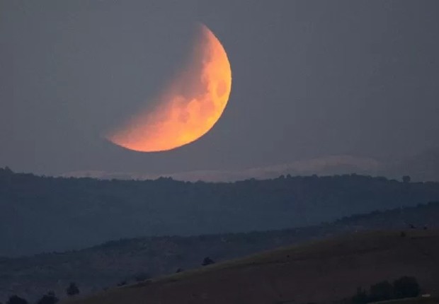 A super lua de sangue vista da Macedônia do Norte (Foto: EPA via BBC)