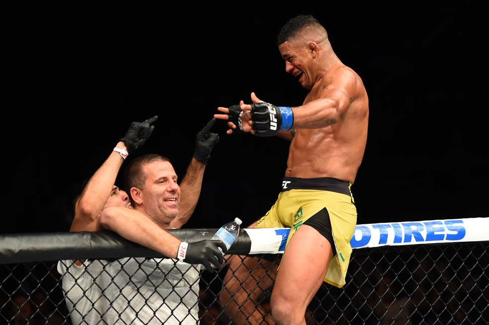Gilbert Durinho comemora vitória sobre Jason Saggo no UFC Pittsburgh (Foto: Getty Images)