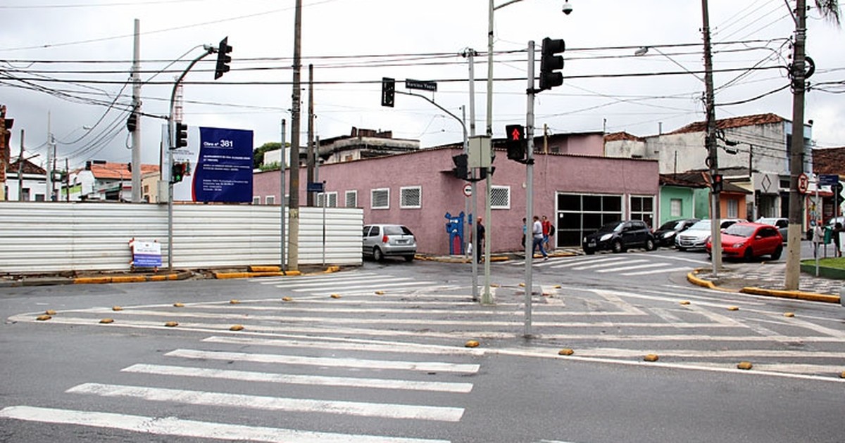 Canteiro central da rua Olegário Paiva, em Mogi, é aberto para