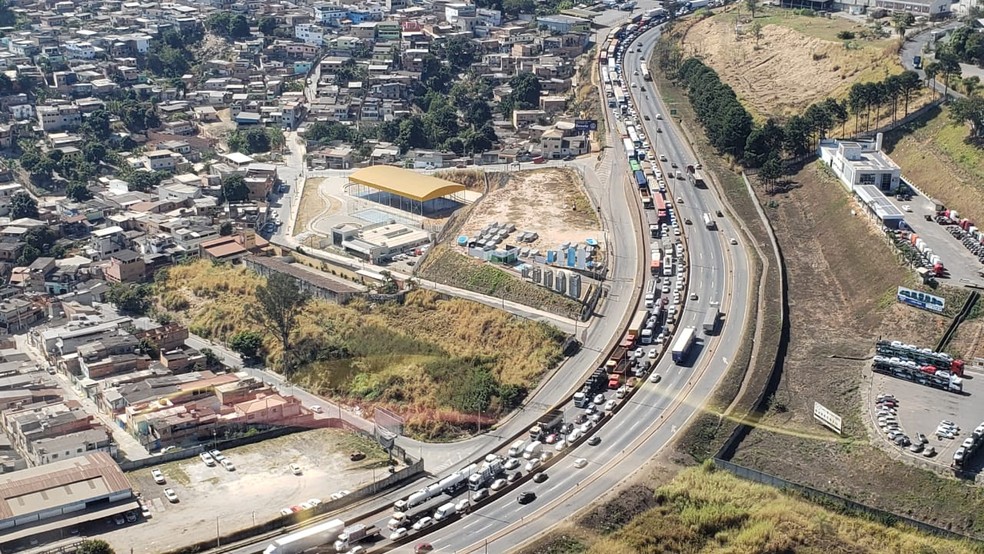 Congestionamento às 12h49 chegada a 6 quilômetros no km 487da BR-381/MG, sentido São Paulo em Betim  — Foto: Lucas Franco/ TV Globo