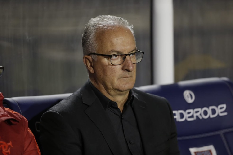 Dorival Junior durante vitória do Flamengo sobre o Paraná: time agressivo — Foto: André Rodrigues/Gazeta do Povo