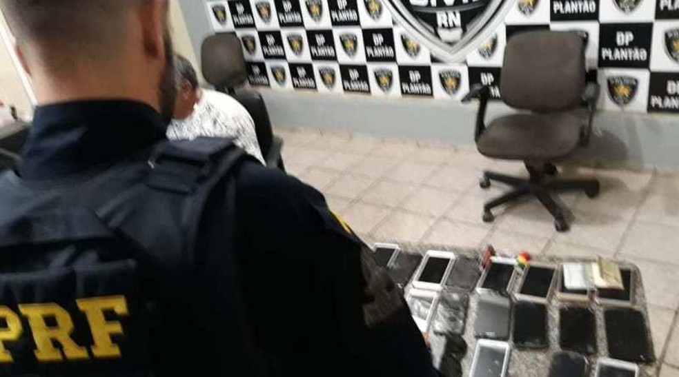 V&Atilde;&iexcl;rios celulares roubados foram apreendidos com suspeitos na BR-304, em Mossor&Atilde;&sup3; &acirc;Â€Â” Foto: PRF/Divulga&Atilde;&sect;&Atilde;&pound;o