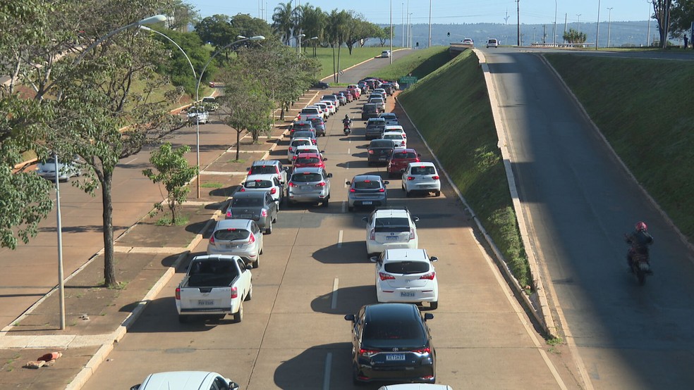 Trânsito provocado por bloqueios na Esplanada dos Ministérios — Foto: TV Globo/Reprodução