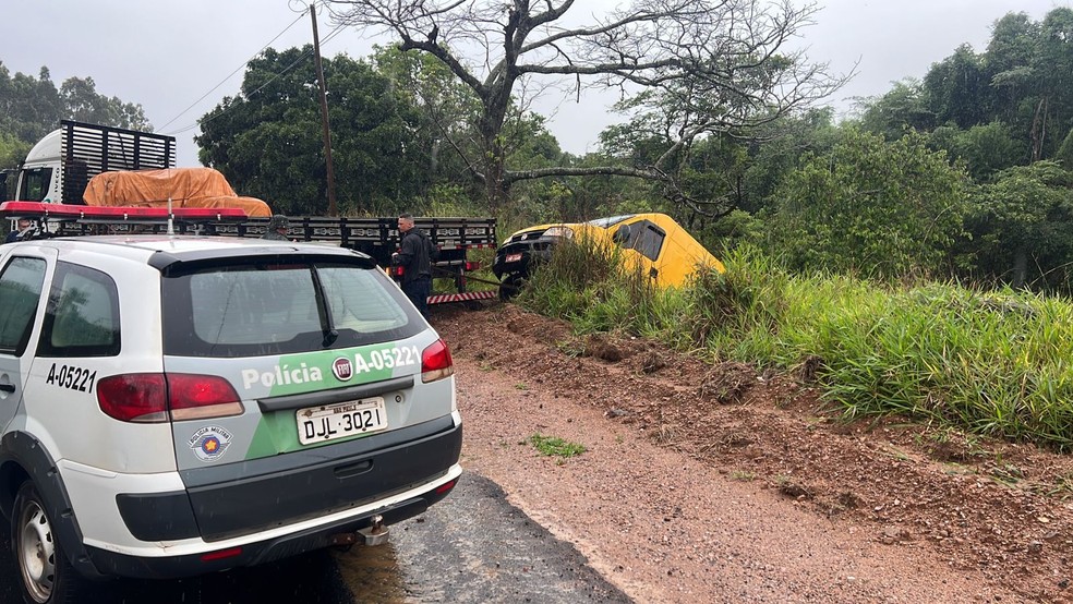 Van de carga quase cai em rio em São João da Boa Vista — Foto: Polícia Militar Ambiental/Divulgação
