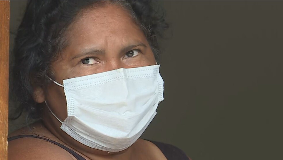 Solange Pereira pulou de ônibus e conseguiu se salvar  — Foto: Reprodução/TV Globo 