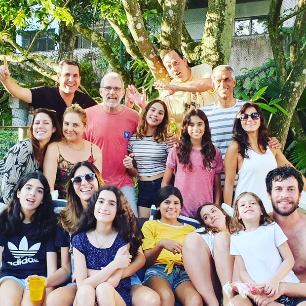 Heloisa Périssé com a família e os amigos (Foto: Reprodução/Instagram)