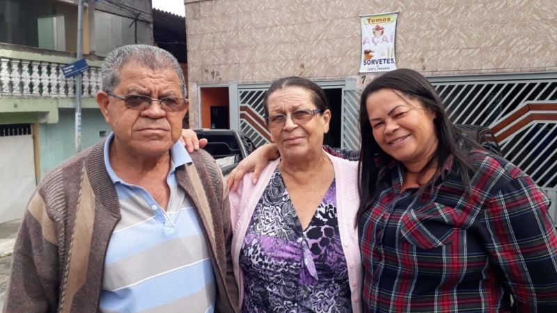 BBC - Junto ao marido e à filha, Maria José de Araújo (centro) diz que hoje 'bife é para rico' (Foto: HENRIQUE DELOSTE)
