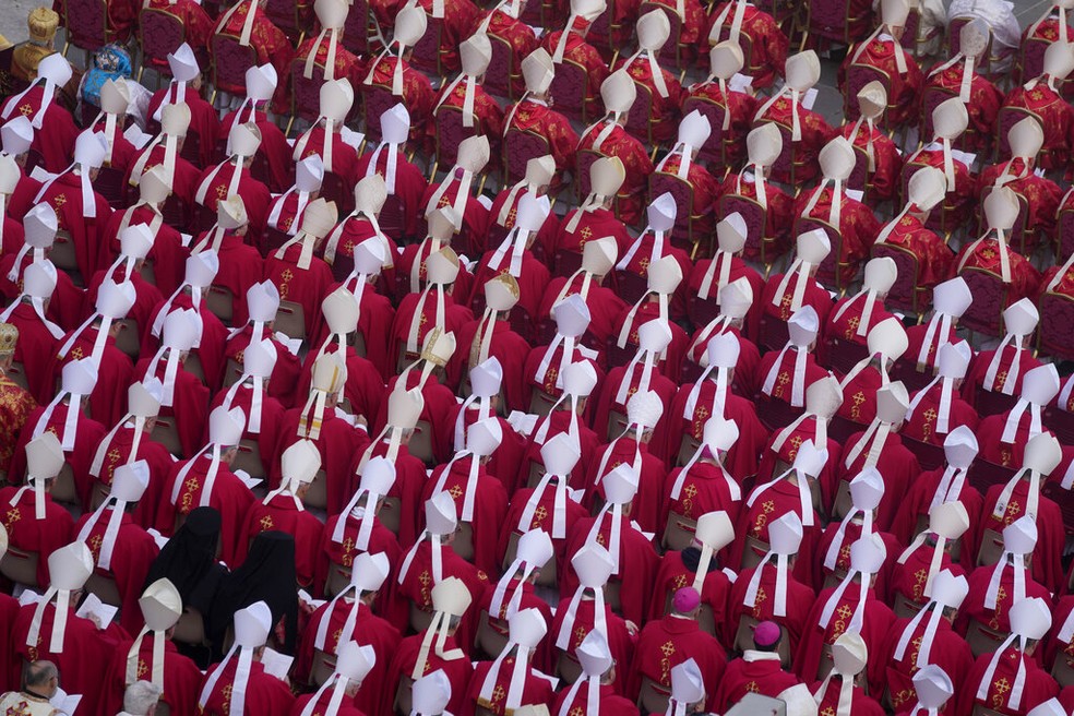 Membros da igreja católica durante funeral de Bento XVI, no Vaticano, em 5 de janeiro de 2022.  — Foto: Ben Curtis/ AP 
