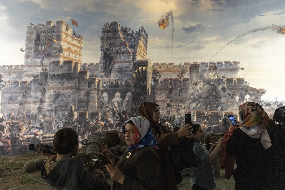 Na Turquia: visitantes no museu Panorama 1453, aberto em 2009, e que conta a história da conquista de Constantinopla, atual Istambul, pelos otomanos — Foto: Bradley Secker for The New York Times